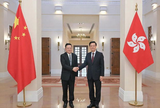 王毅同吉尔吉斯斯坦外长库鲁巴耶夫会谈